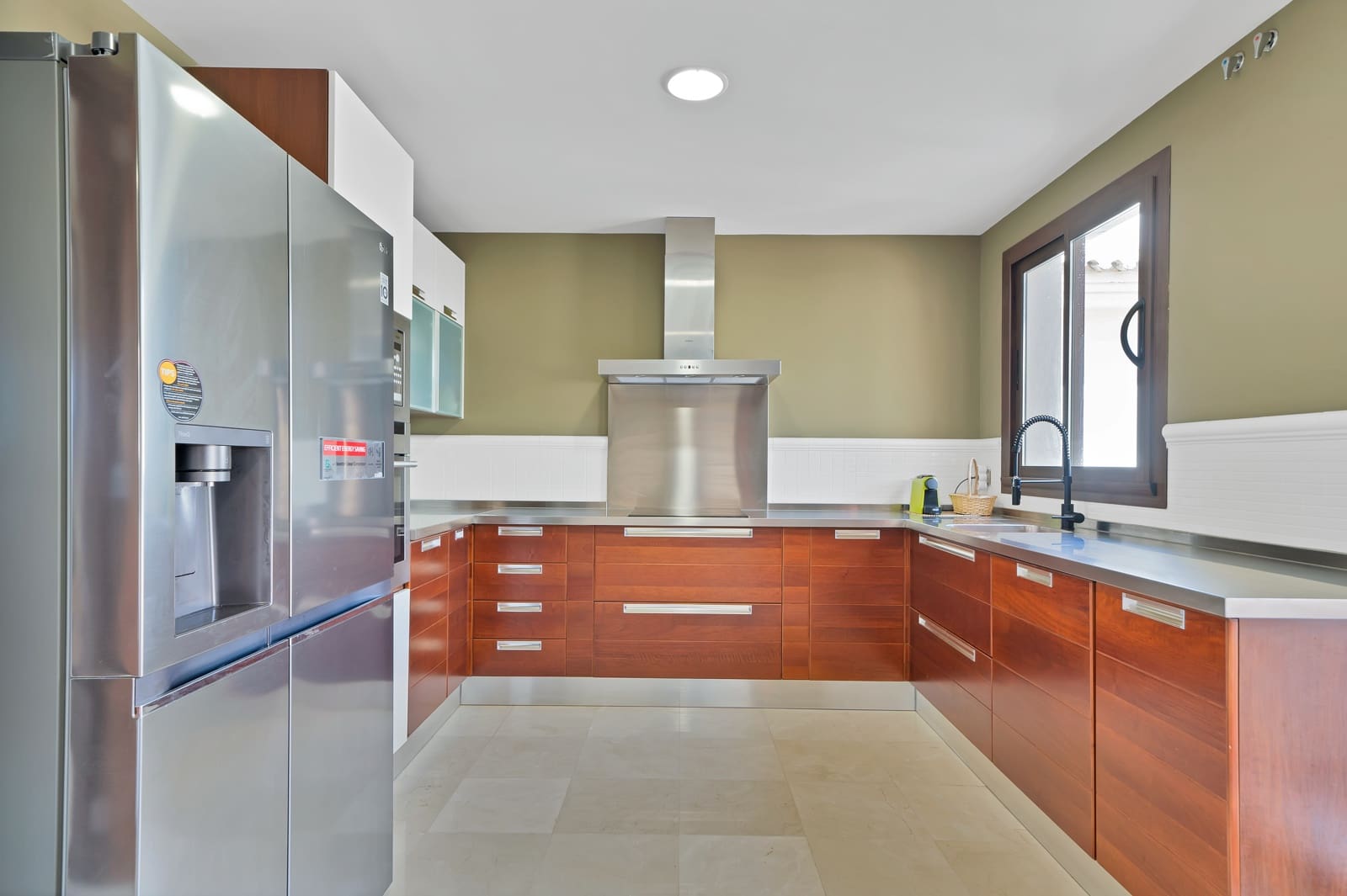 Ático de 3 habitaciones en Nueva Andalucia en venta - 1.550.000 € (Ref: 9165945)