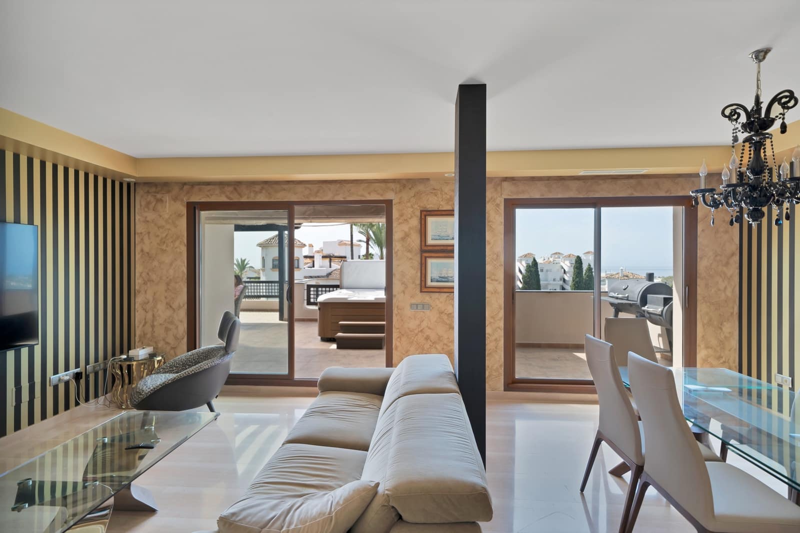 Ático de 3 habitaciones en Nueva Andalucia en venta - 1.550.000 € (Ref: 9165945)