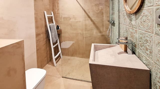 2 makuuhuone Huvila myytävänä paikassa Ojen mukana uima-altaan - 689 000 € (Ref: 9165946)