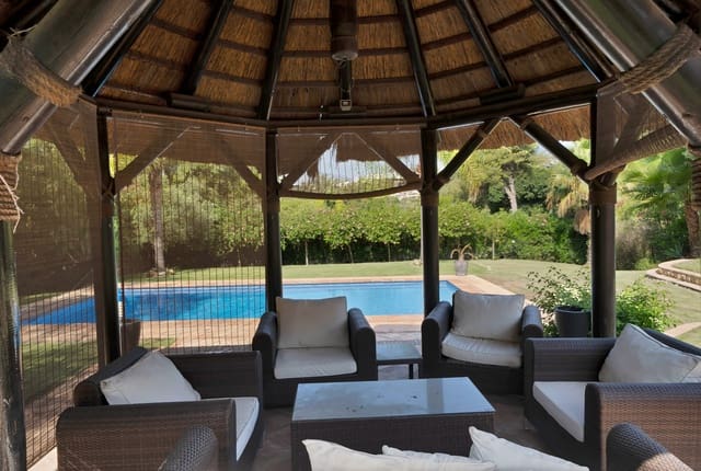 4 bedroom Villa for sale in Estepona with pool - € 2,850,000 (Ref: 9176582)