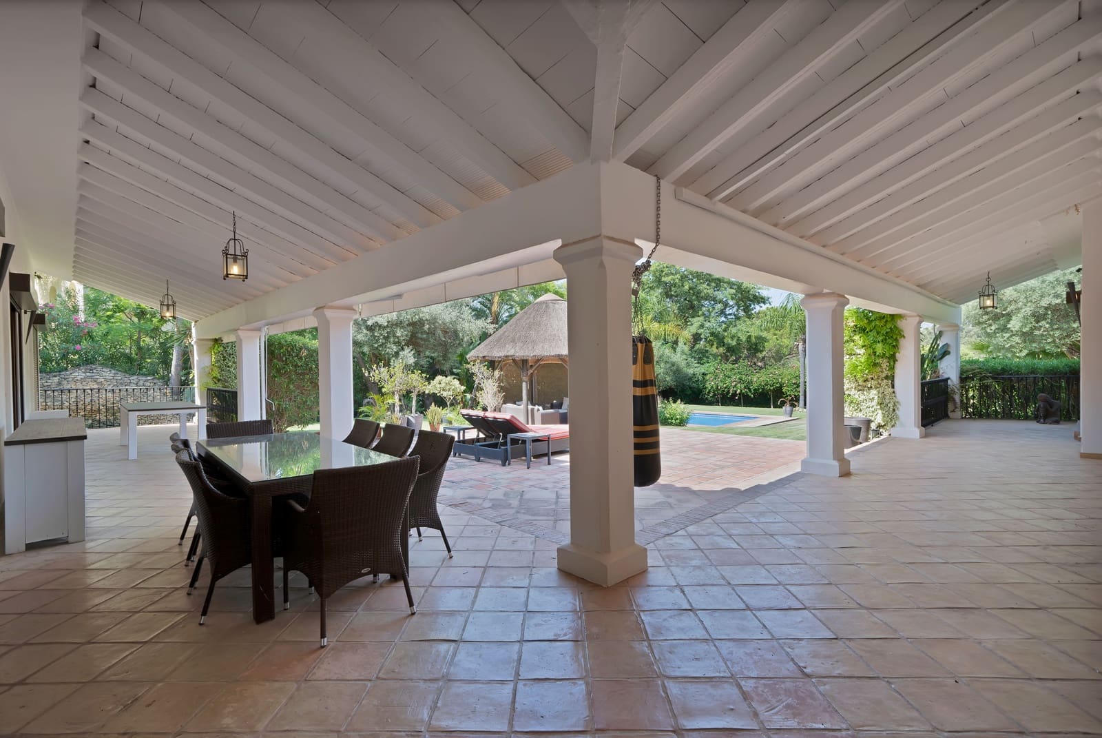 4 bedroom Villa for sale in Estepona with pool - € 2,850,000 (Ref: 9176582)