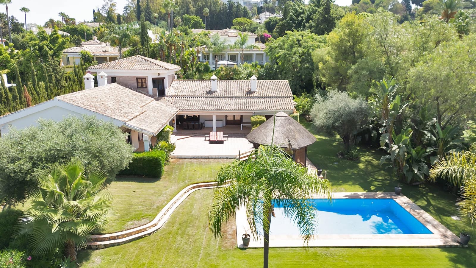 4 bedroom Villa for sale in Estepona with pool - € 2,850,000 (Ref: 9176582)