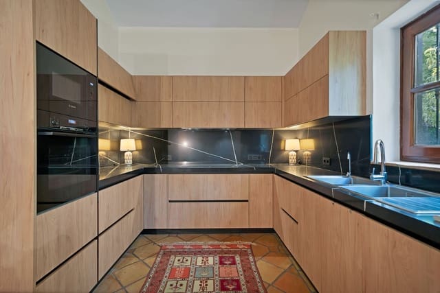 4 bedroom Villa for sale in Estepona with pool - € 2,850,000 (Ref: 9176582)