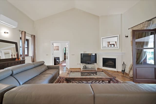 4 bedroom Villa for sale in Estepona with pool - € 2,850,000 (Ref: 9176582)