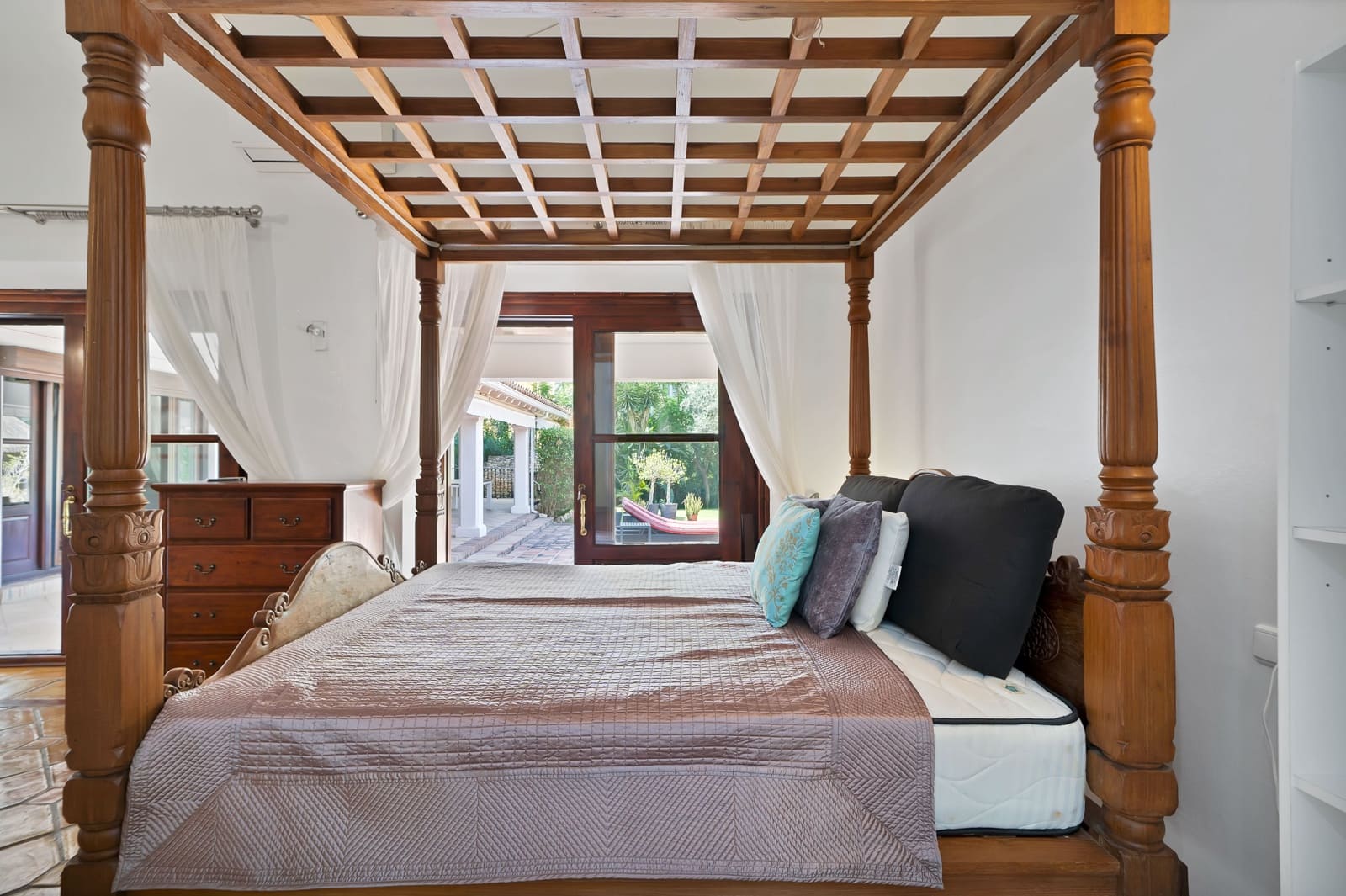 4 bedroom Villa for sale in Estepona with pool - € 2,850,000 (Ref: 9176582)