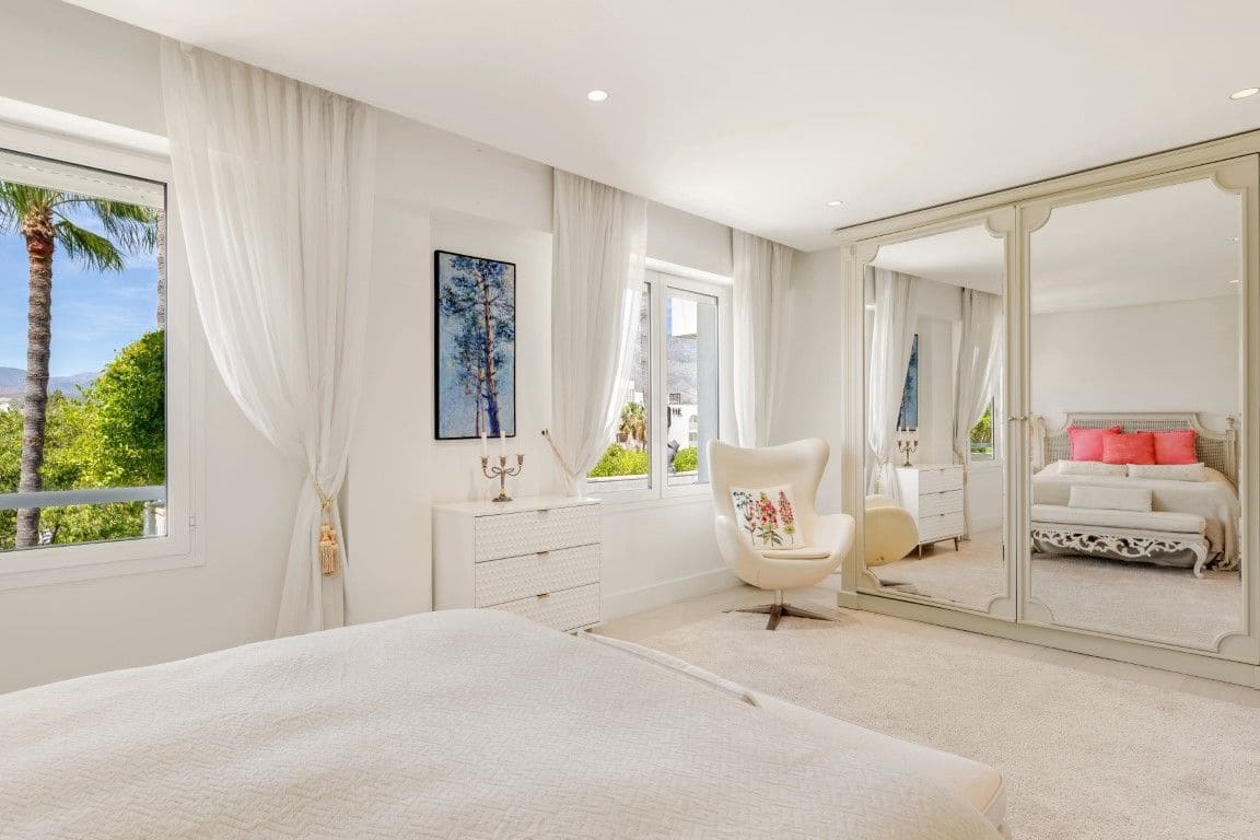 3 bedroom Penthouse for sale in Marbella with pool - € 5,950,000 (Ref: 9197909)