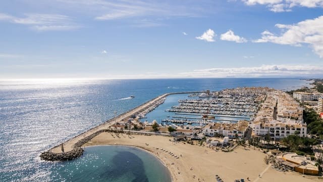 Ático de 3 habitaciones en Puerto Banus, Marbella en venta con piscina - 5.950.000 € (Ref: 9197909)