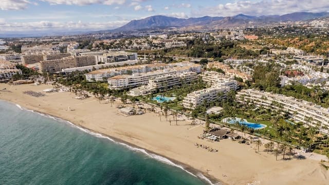 Ático de 3 habitaciones en Puerto Banus, Marbella en venta con piscina - 5.950.000 € (Ref: 9197909)