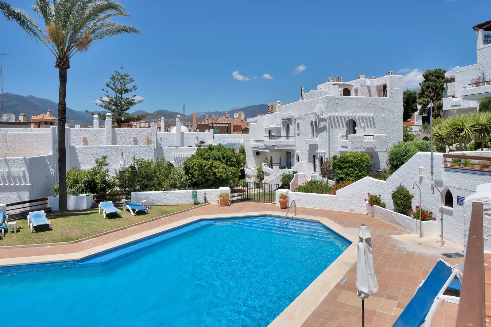 2 soverom Leilighet til leie i Nueva Andalucia med svømmebasseng - € 2 000 (Ref: 9208489)