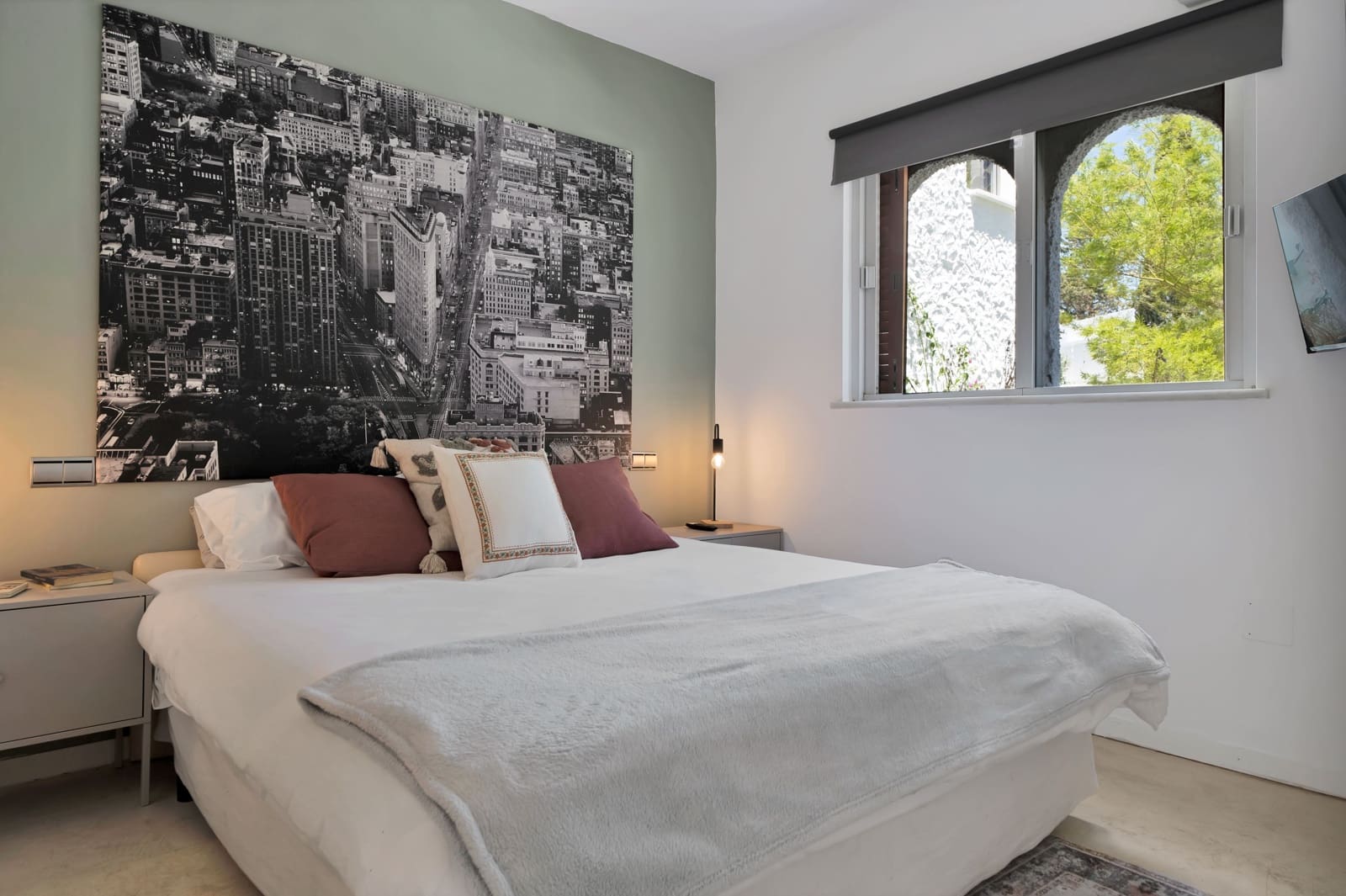 2 soverom Leilighet til leie i Nueva Andalucia med svømmebasseng - € 2 000 (Ref: 9208489)