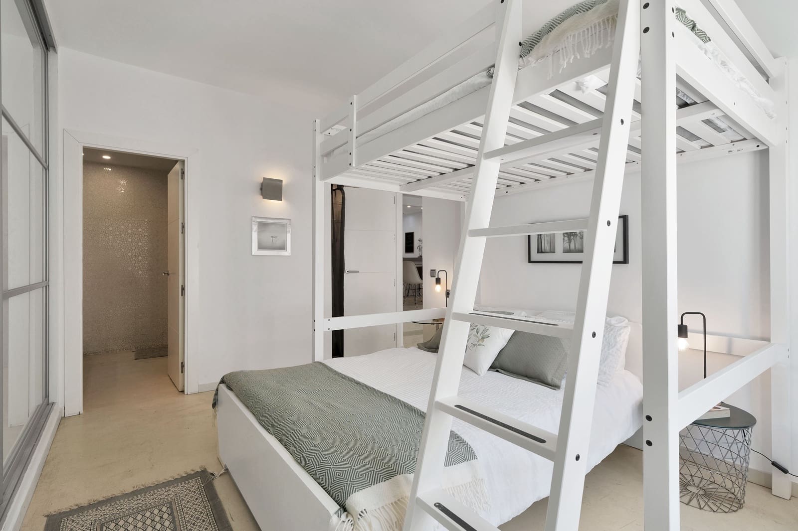 2 soverom Leilighet til leie i Nueva Andalucia med svømmebasseng - € 2 000 (Ref: 9208489)