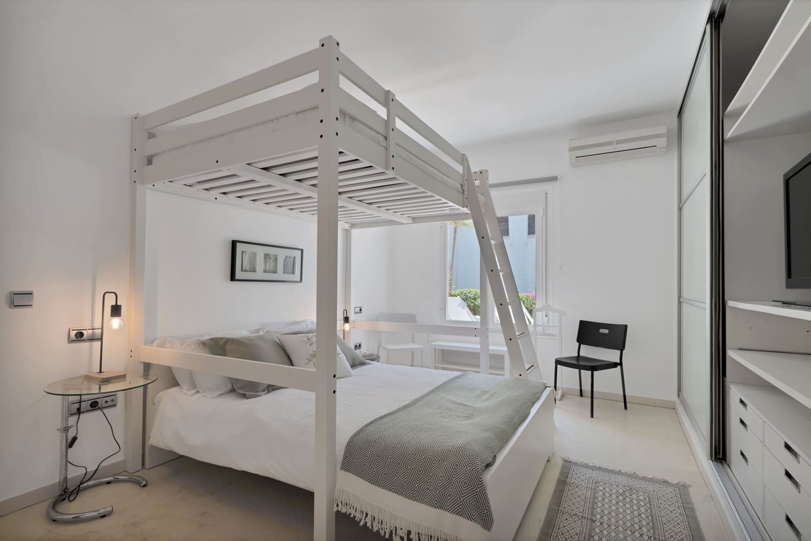 2 soverom Leilighet til leie i Nueva Andalucia med svømmebasseng - € 2 000 (Ref: 9208489)