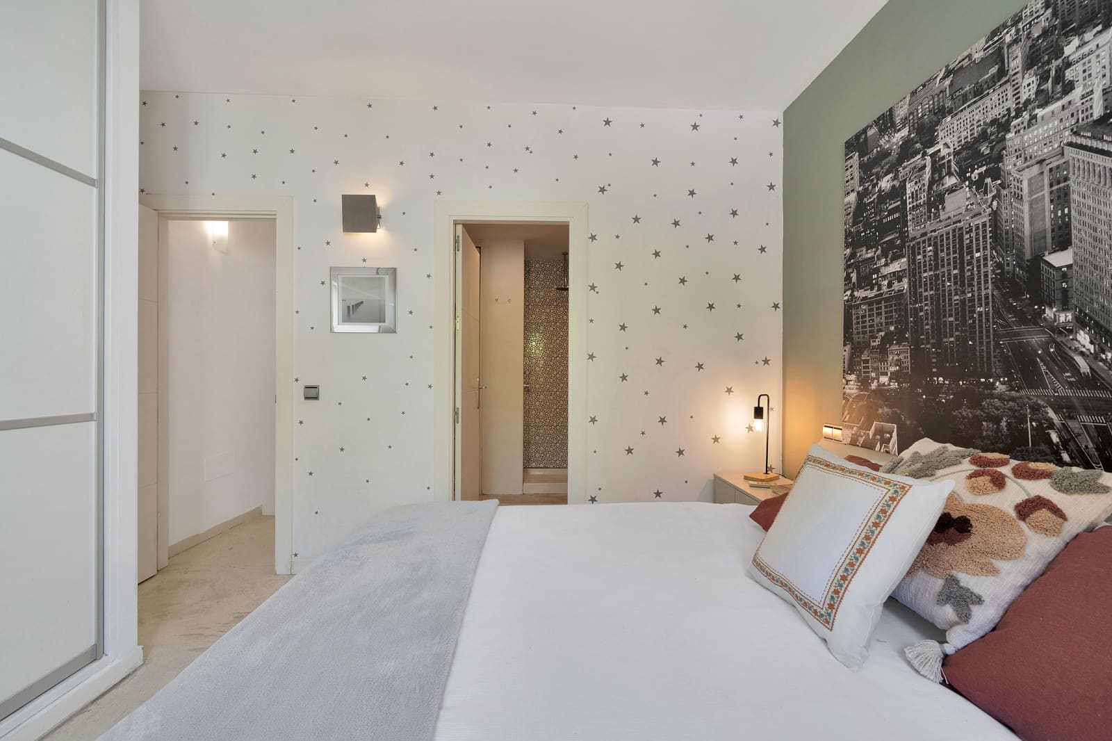 2 soverom Leilighet til leie i Nueva Andalucia med svømmebasseng - € 2 000 (Ref: 9208489)