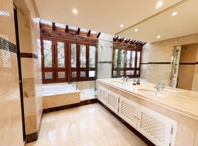 3 sypialnia Penthouse do wynajęcia w Marbella z basenem - 4 500 € (Ref: 9252286)