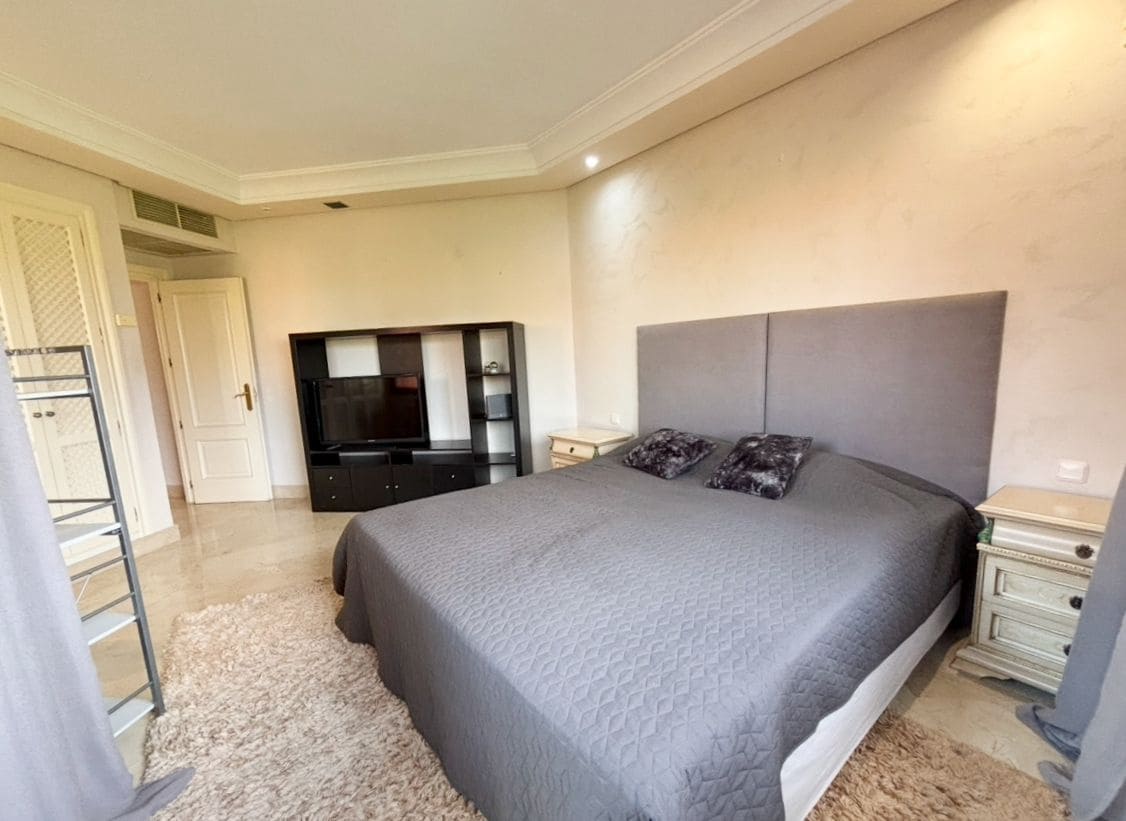 3 makuuhuone Kattohuoneisto vuokrattavana paikassa Marbella mukana uima-altaan 
autotalli - 4 500 € (Ref: 9252286)