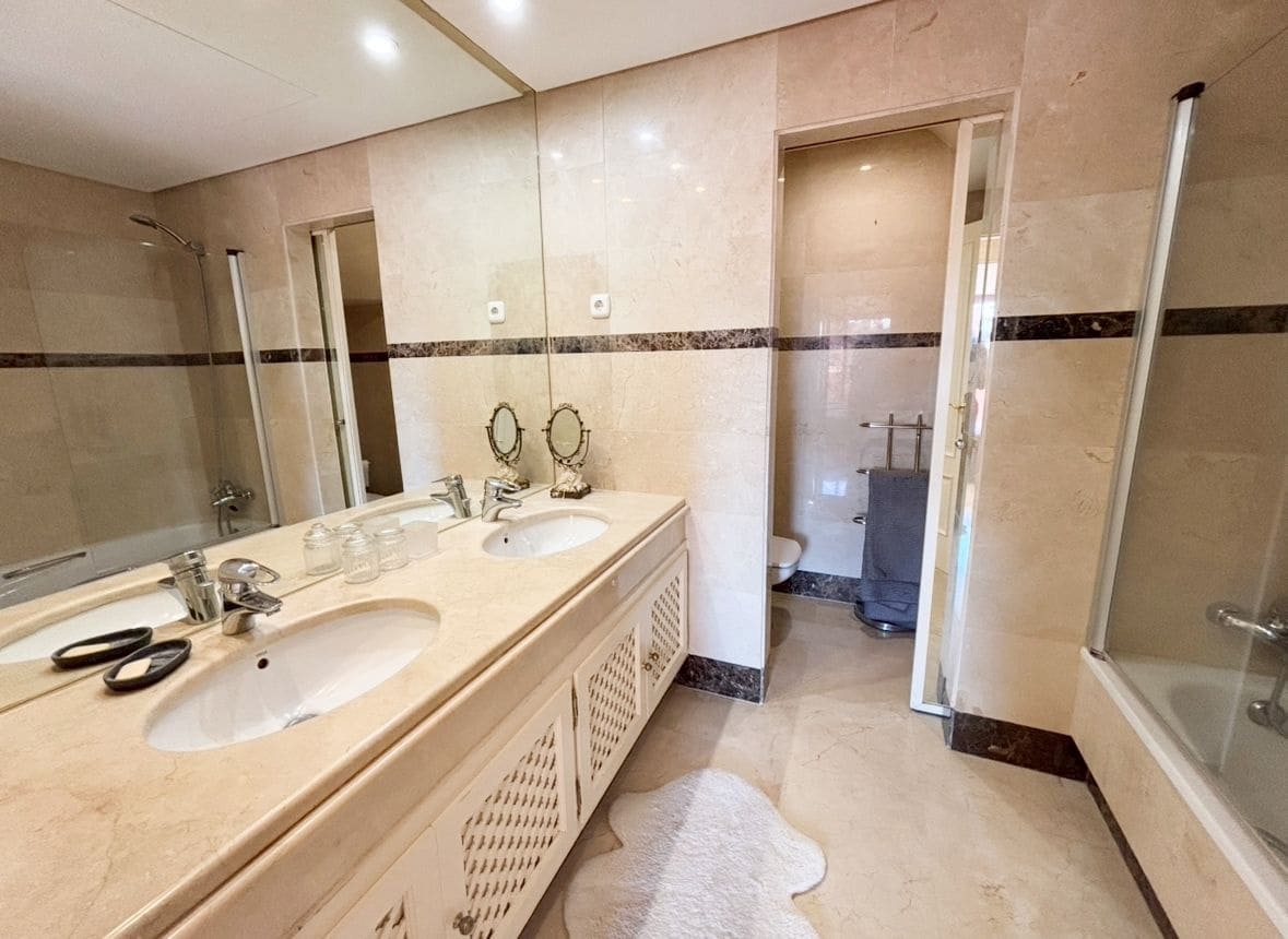 3 makuuhuone Kattohuoneisto vuokrattavana paikassa Marbella mukana uima-altaan 
autotalli - 4 500 € (Ref: 9252286)