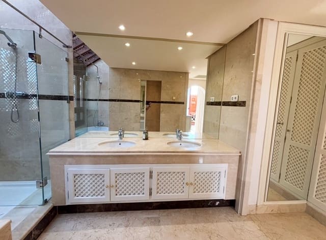 3 quarto Penthouse para arrendar em Marbella com piscina garagem - 4 500 € (Ref: 9252286)