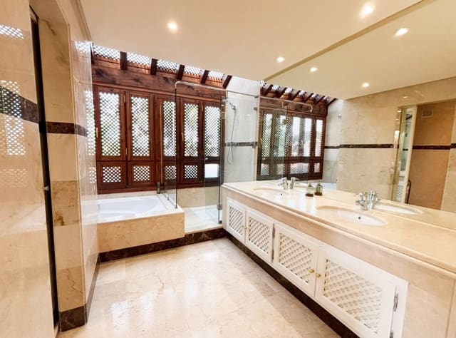 3 quarto Penthouse para arrendar em Marbella com piscina garagem - 4 500 € (Ref: 9252286)