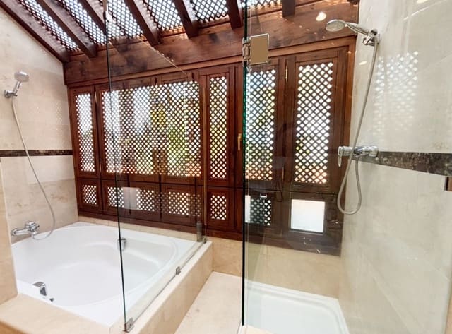 3 quarto Penthouse para arrendar em Marbella com piscina garagem - 4 500 € (Ref: 9252286)