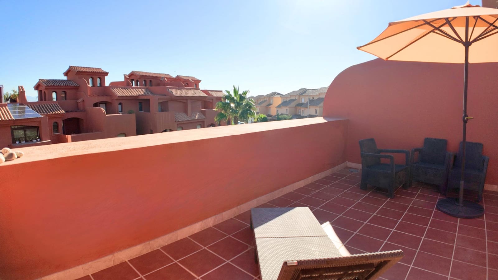 Piso de 2 habitaciones en Estepona en venta con piscina - 320.000 € (Ref: 9264357)