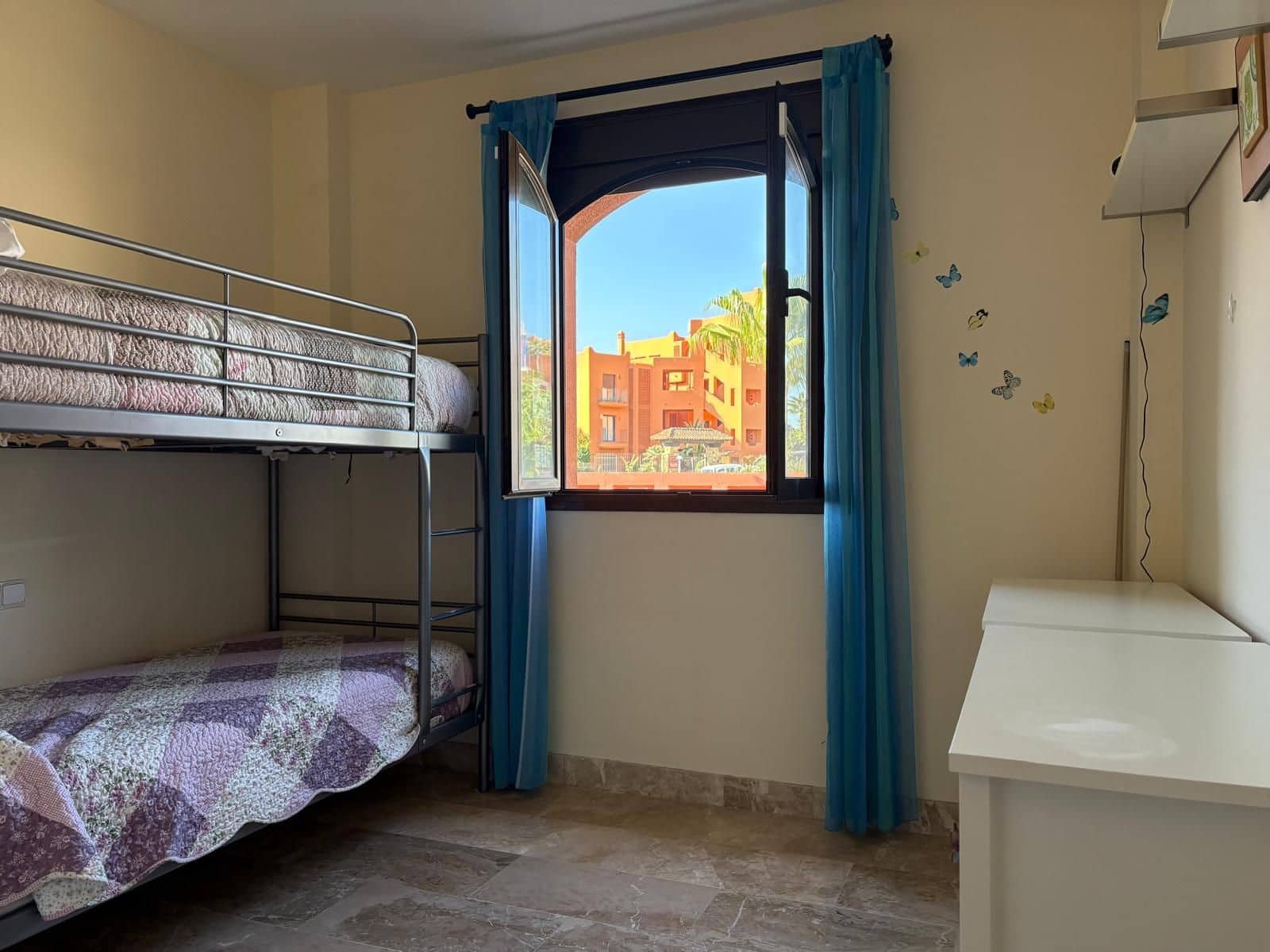 Piso de 2 habitaciones en Estepona en venta con piscina - 320.000 € (Ref: 9264357)