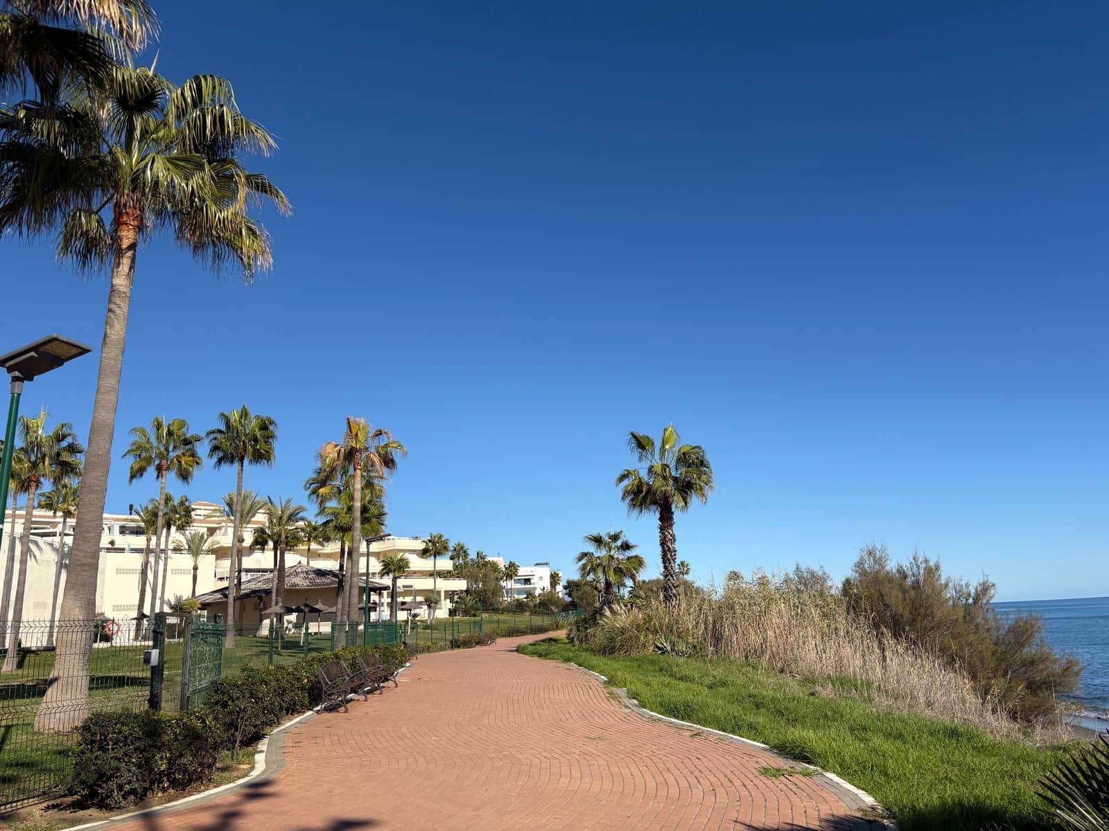 Piso de 2 habitaciones en Estepona en venta con piscina - 320.000 € (Ref: 9264357)