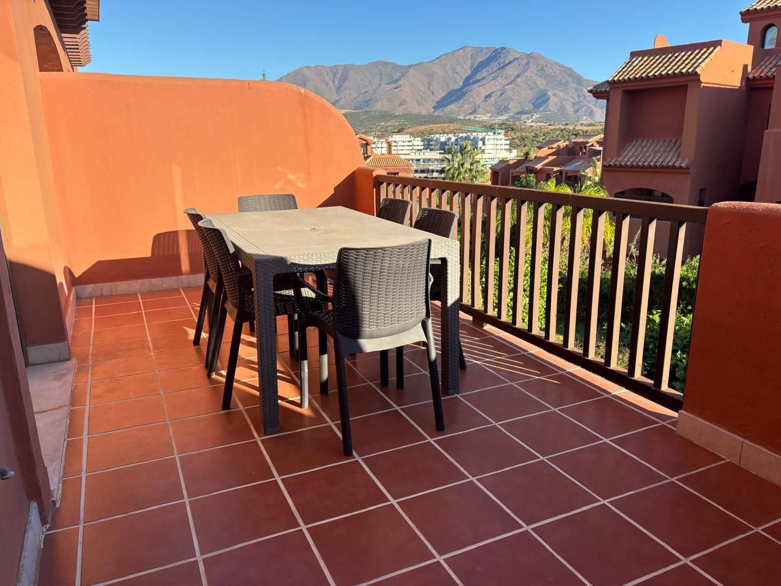 Piso de 2 habitaciones en Estepona en venta con piscina - 320.000 € (Ref: 9264357)