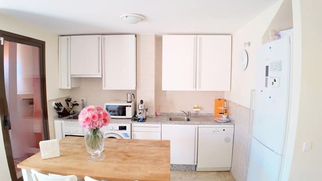 Piso de 2 habitaciones en Estepona en venta con piscina - 320.000 € (Ref: 9264357)