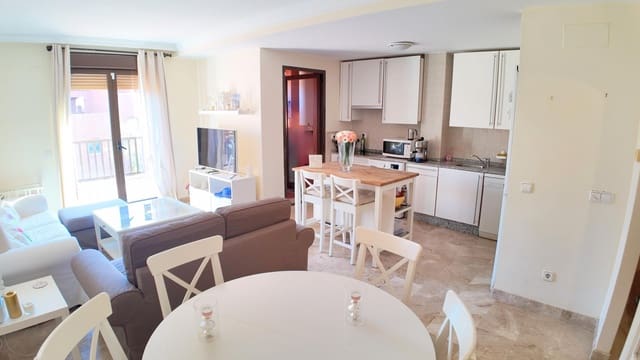 Piso de 2 habitaciones en Estepona en venta con piscina - 320.000 € (Ref: 9264357)