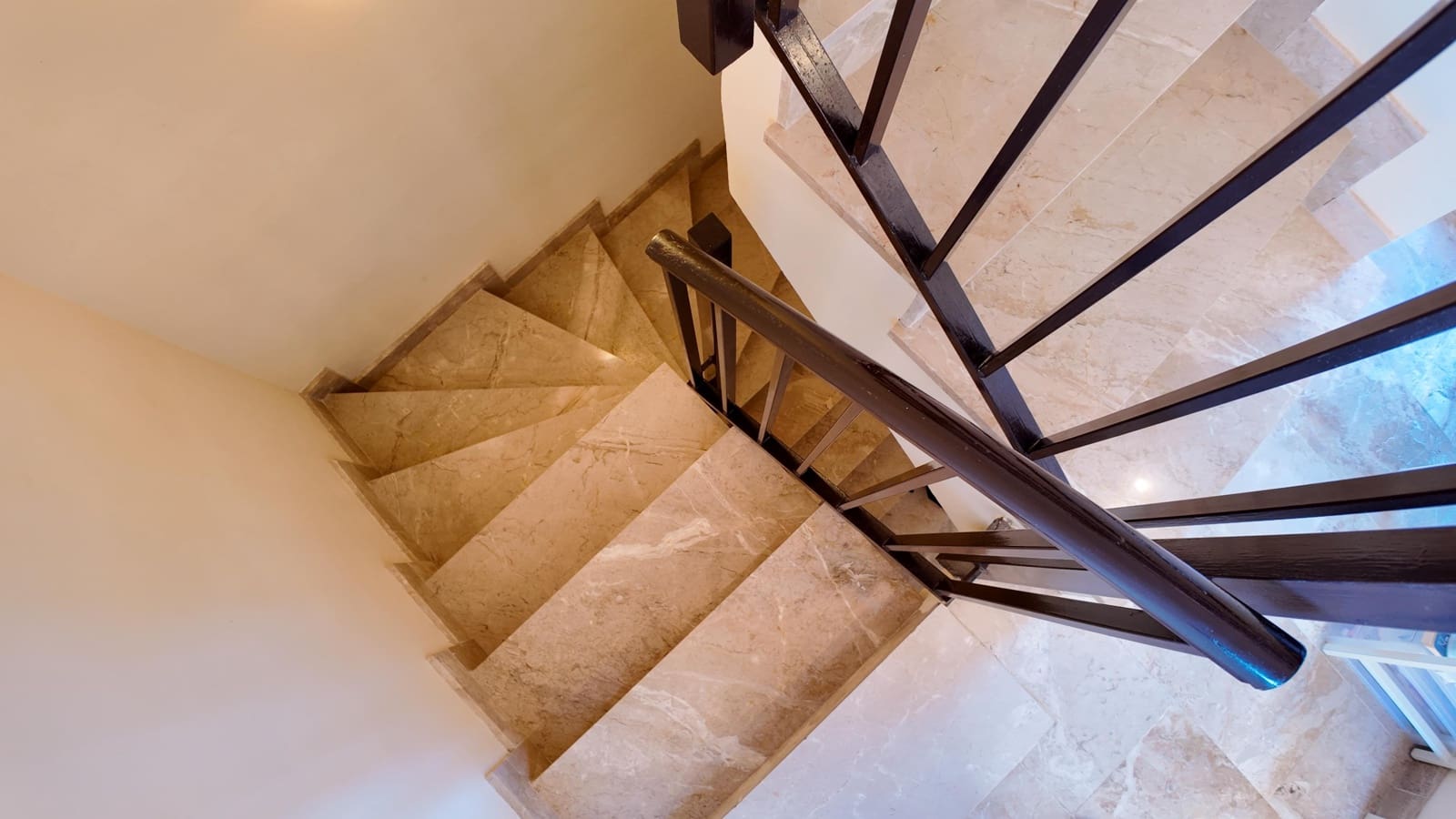 Piso de 2 habitaciones en Estepona en venta con piscina - 320.000 € (Ref: 9264357)