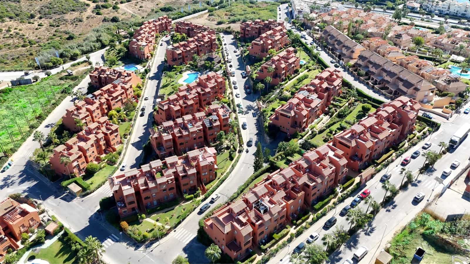 Piso de 2 habitaciones en Estepona en venta con piscina - 320.000 € (Ref: 9264357)