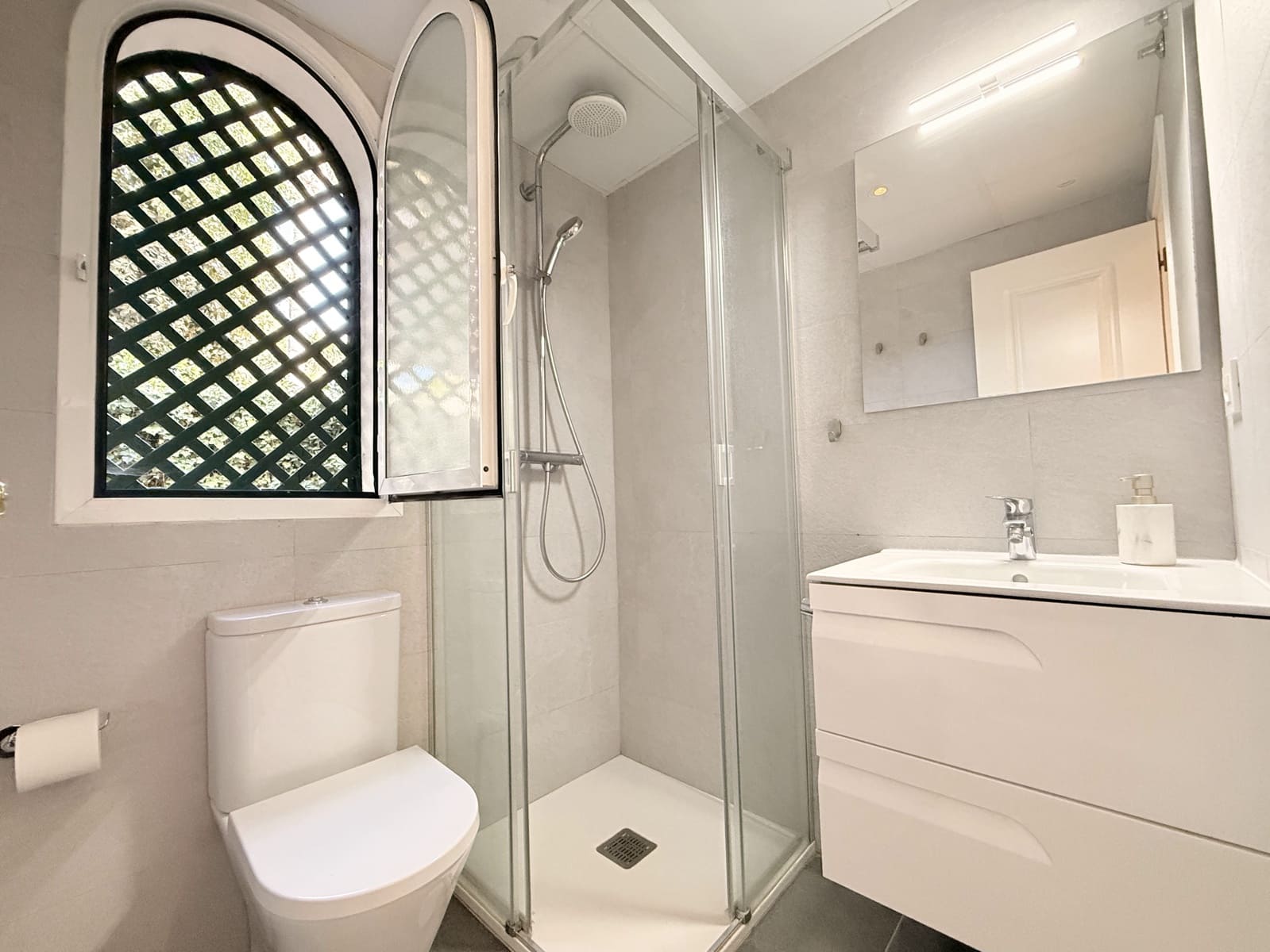 3 bedroom Apartment for sale in Puerto Banus with pool - € 430,000 (Ref: 9272475)