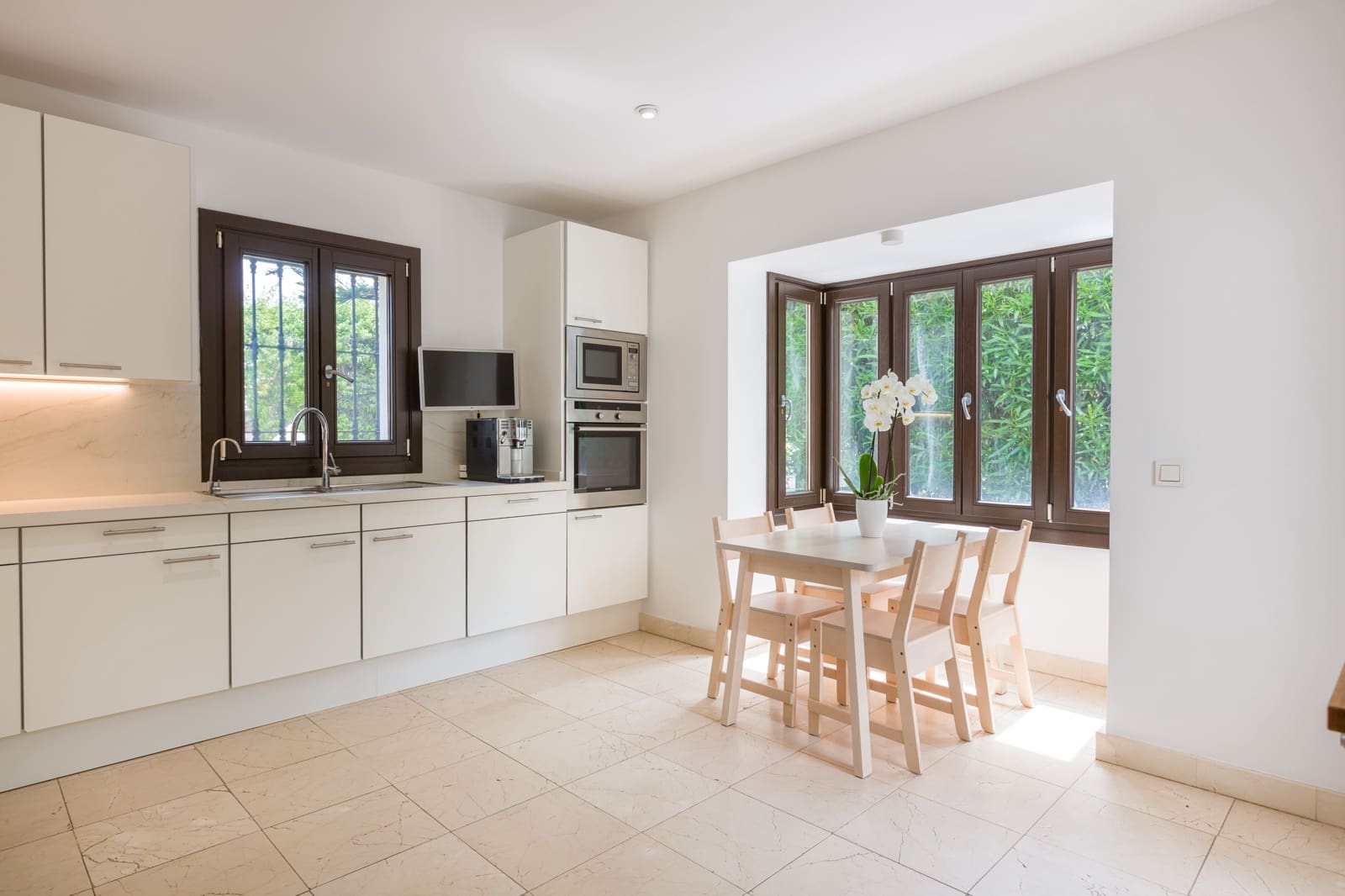 5 bedroom Villa for rent in New Golden Mile with pool - € 12,500 (Ref: 9276527)