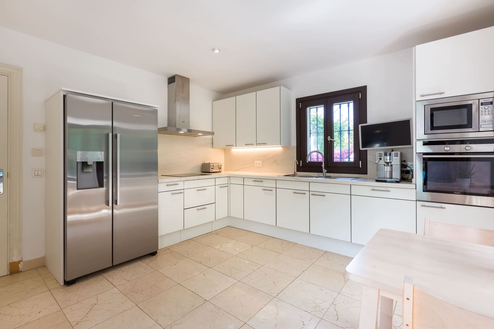 5 bedroom Villa for rent in New Golden Mile with pool - € 12,500 (Ref: 9276527)