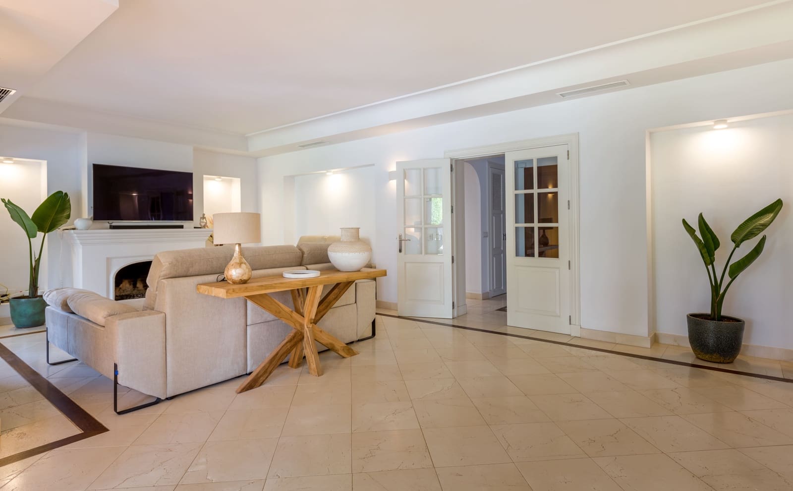 5 bedroom Villa for rent in New Golden Mile with pool - € 12,500 (Ref: 9276527)