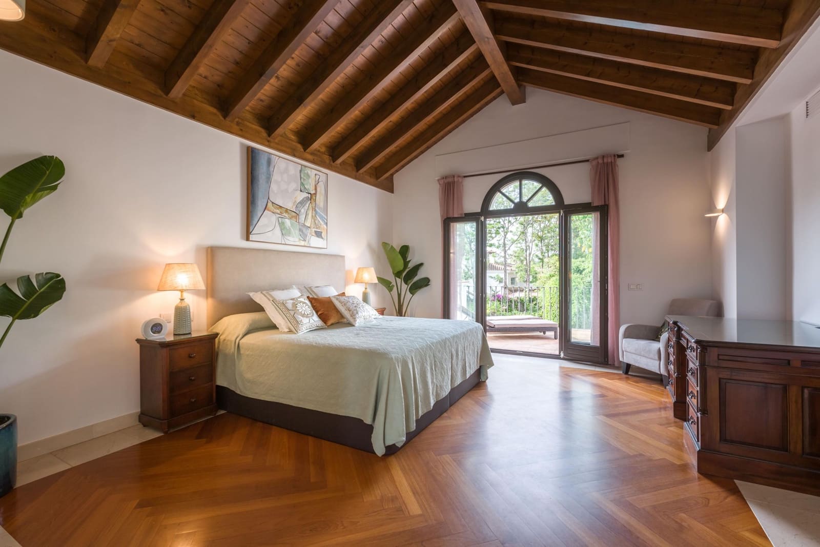 5 bedroom Villa for rent in New Golden Mile with pool - € 12,500 (Ref: 9276527)