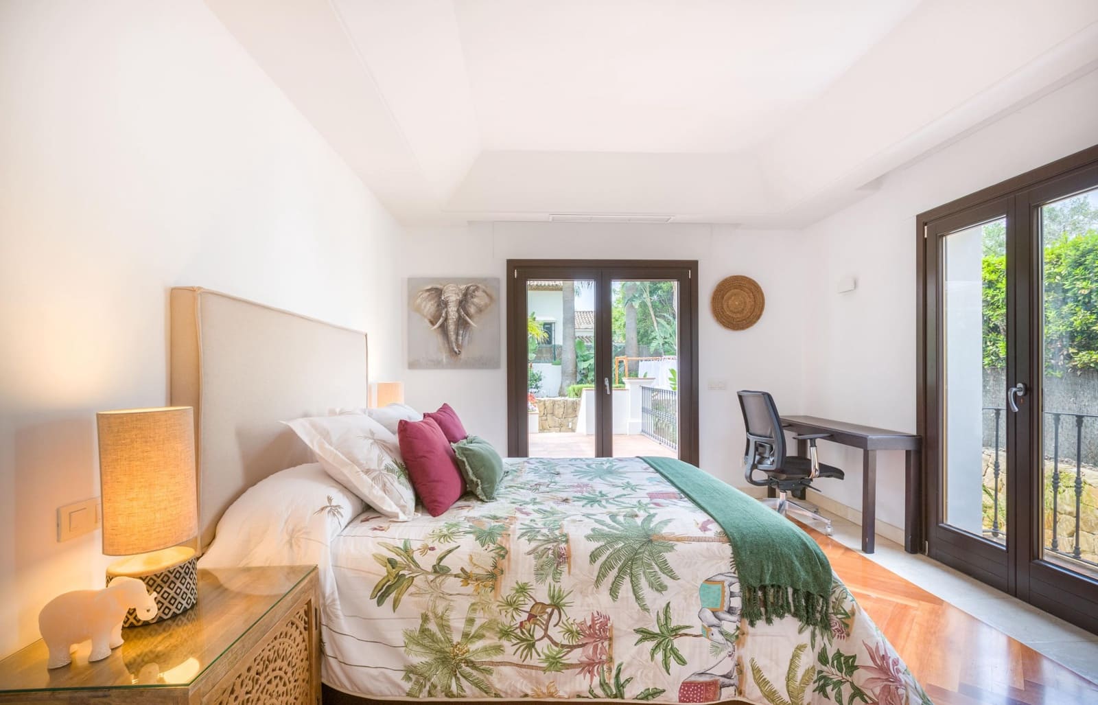 5 bedroom Villa for rent in New Golden Mile with pool - € 12,500 (Ref: 9276527)