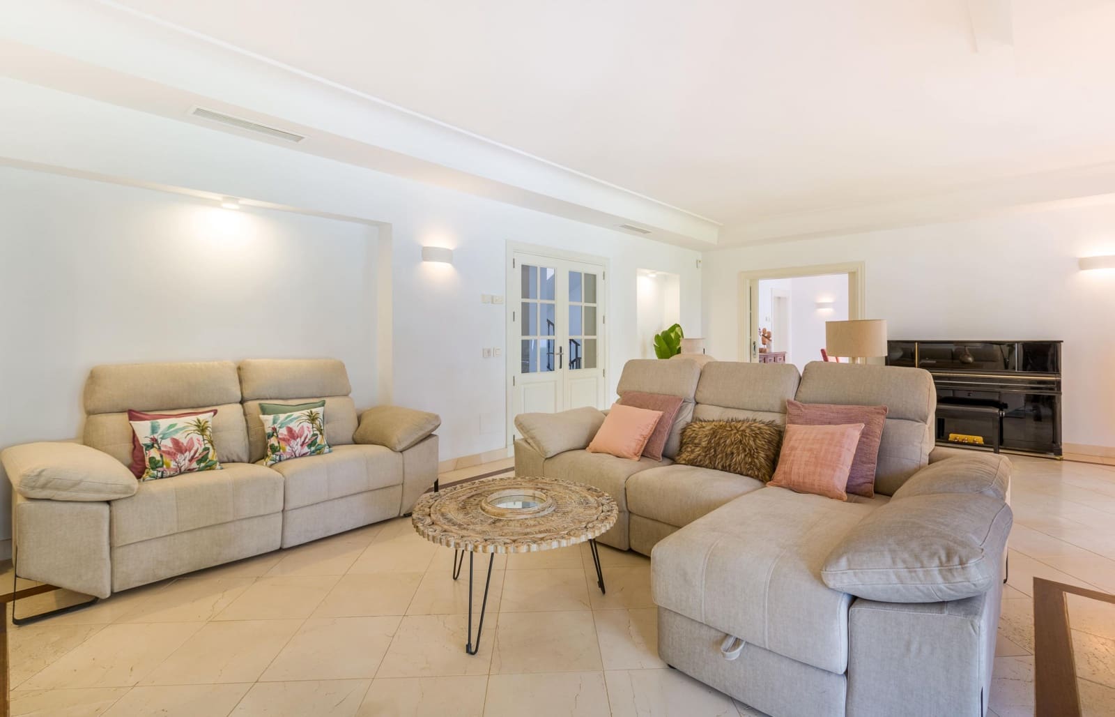 5 bedroom Villa for rent in New Golden Mile with pool garage - € 12,500 (Ref: 9276527)