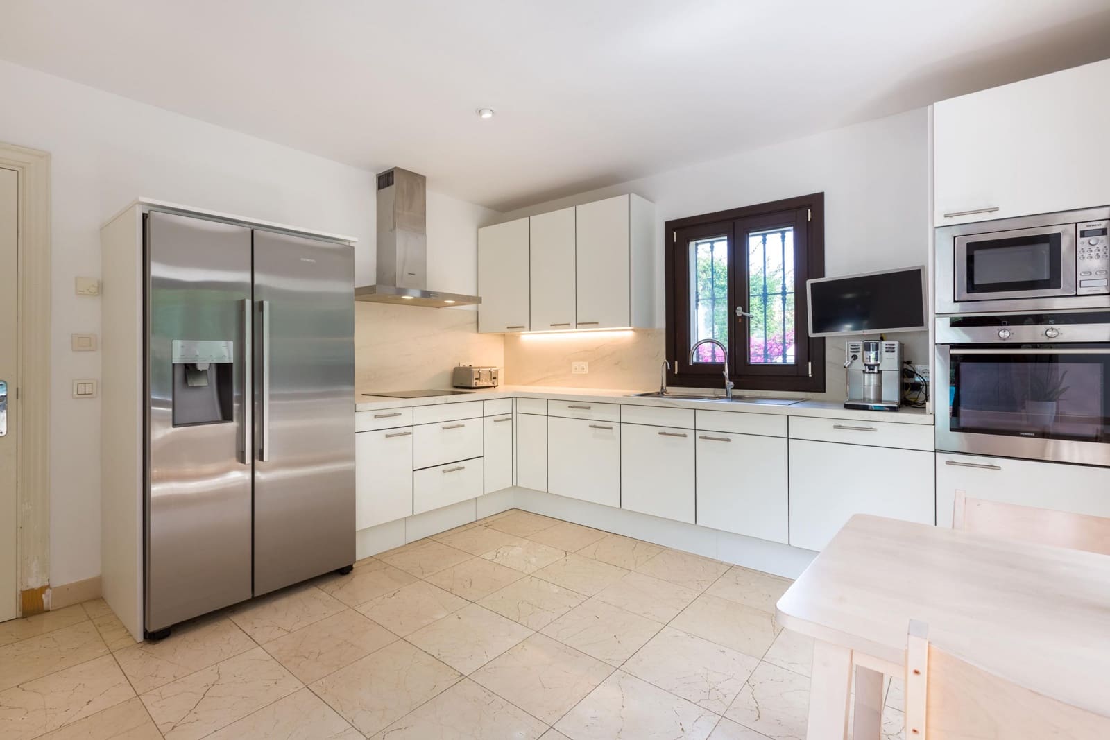 5 bedroom Villa for rent in New Golden Mile with pool garage - € 12,500 (Ref: 9276527)