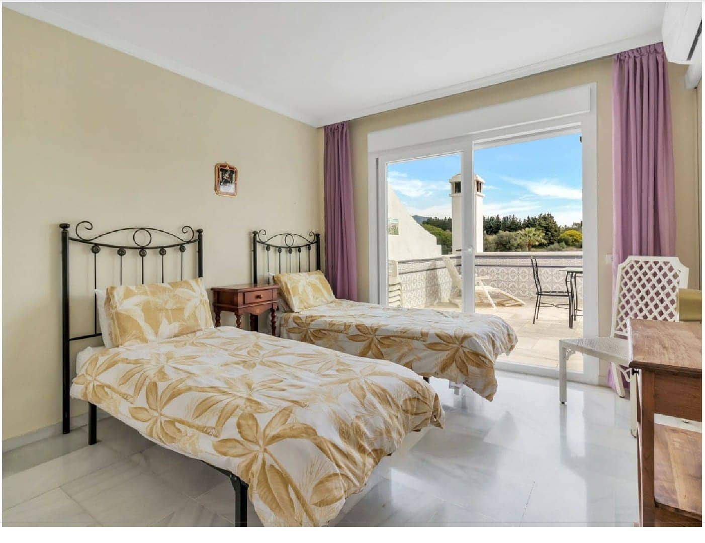 3 soveværelse Penthouse til leje i Nueva Andalucia med swimmingpool - € 2.800 (Ref: 9285664)