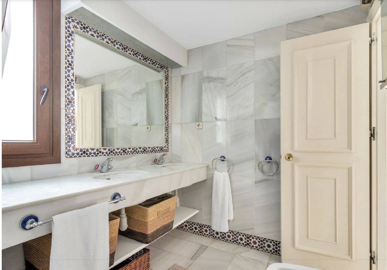 3 soveværelse Penthouse til leje i Nueva Andalucia med swimmingpool - € 2.800 (Ref: 9285664)