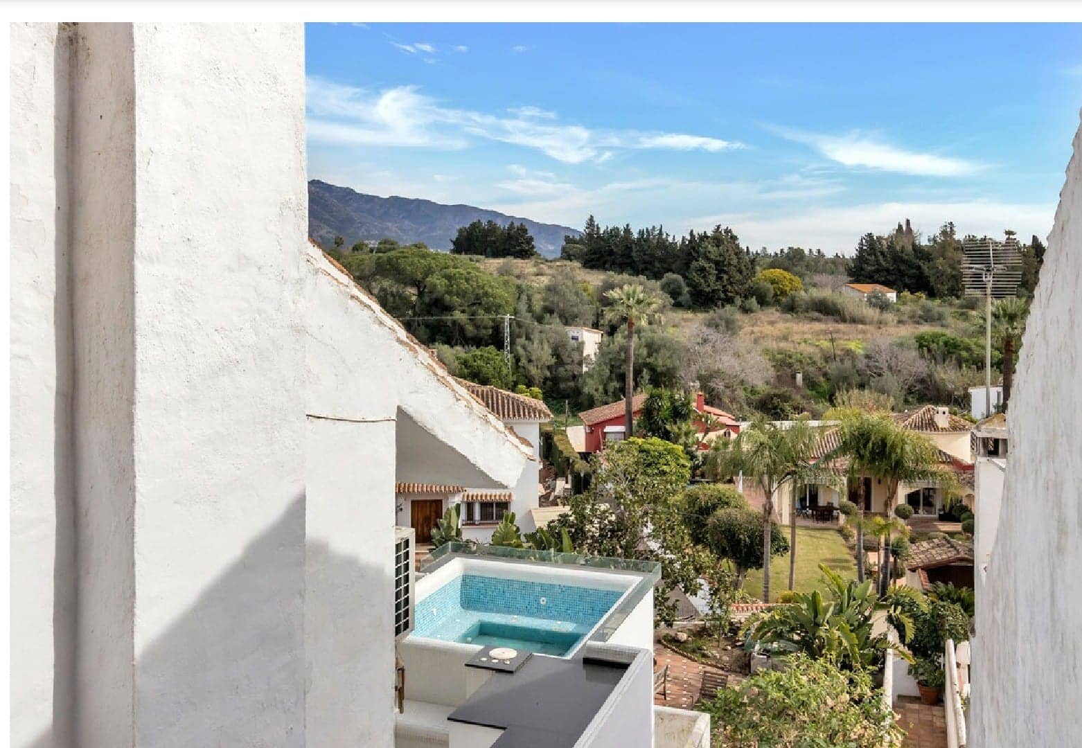 3 soveværelse Penthouse til leje i Nueva Andalucia med swimmingpool - € 2.800 (Ref: 9285664)