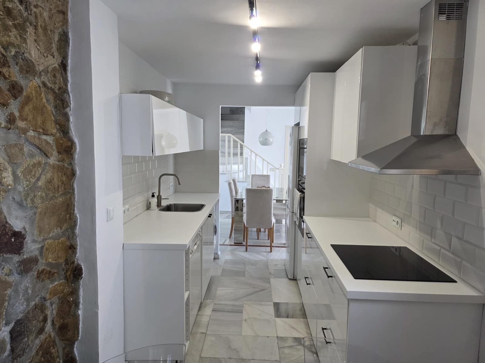 3 soveværelse Penthouse til leje i Nueva Andalucia med swimmingpool - € 2.800 (Ref: 9285664)