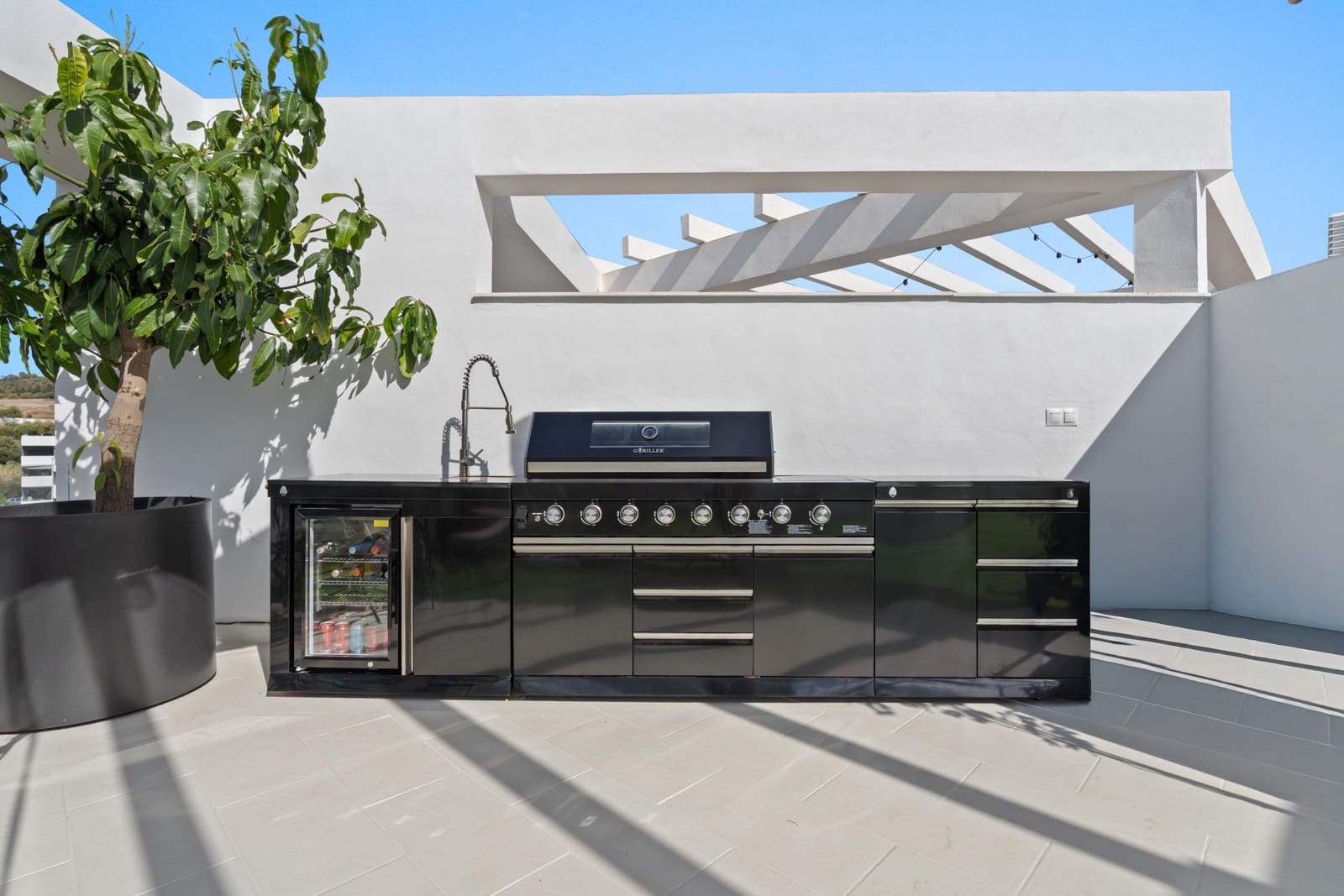 4 bedroom Penthouse for sale in Estepona with pool - € 870,000 (Ref: 9367401)