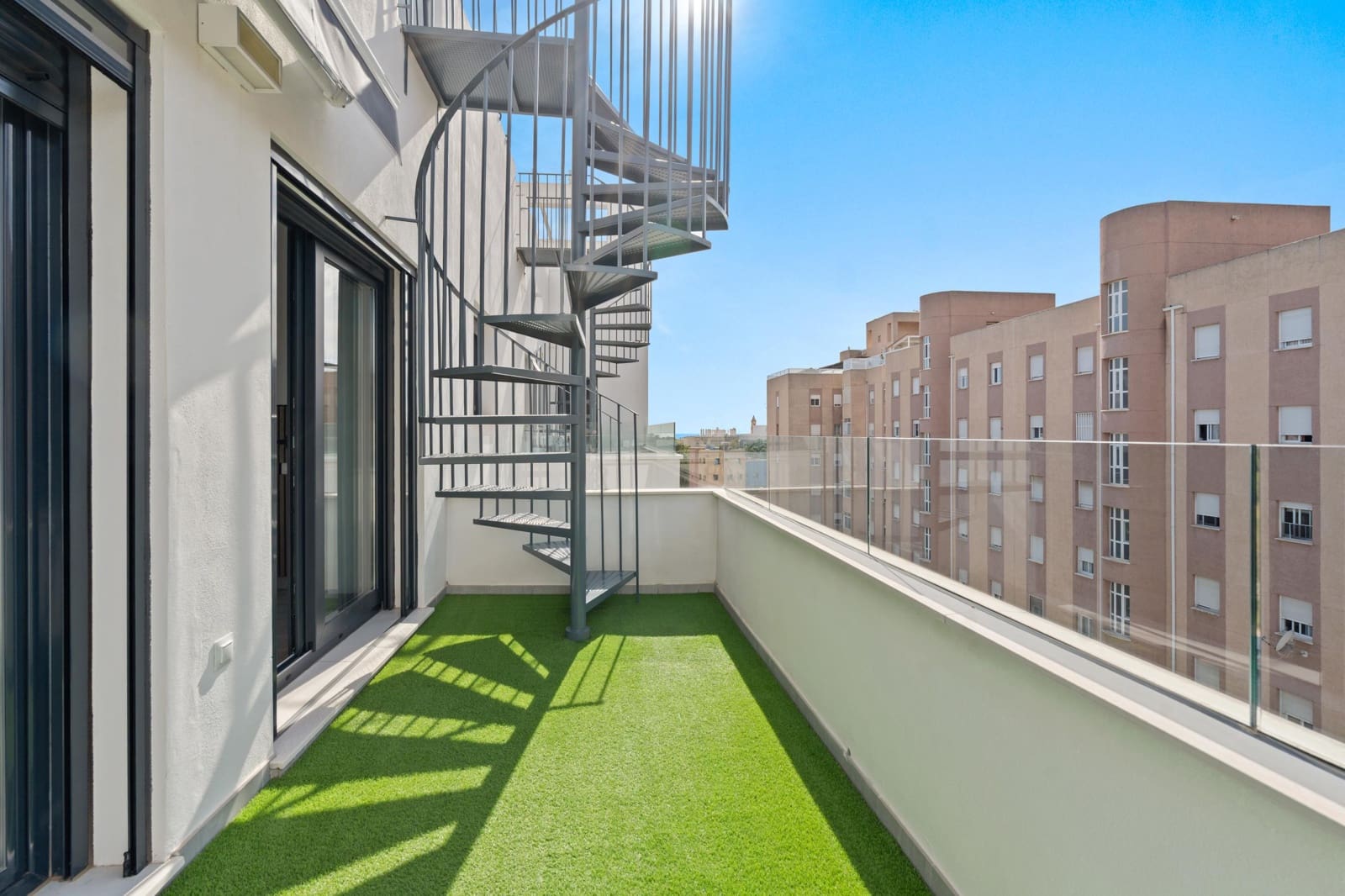 4 bedroom Penthouse for sale in Estepona with pool - € 870,000 (Ref: 9367401)