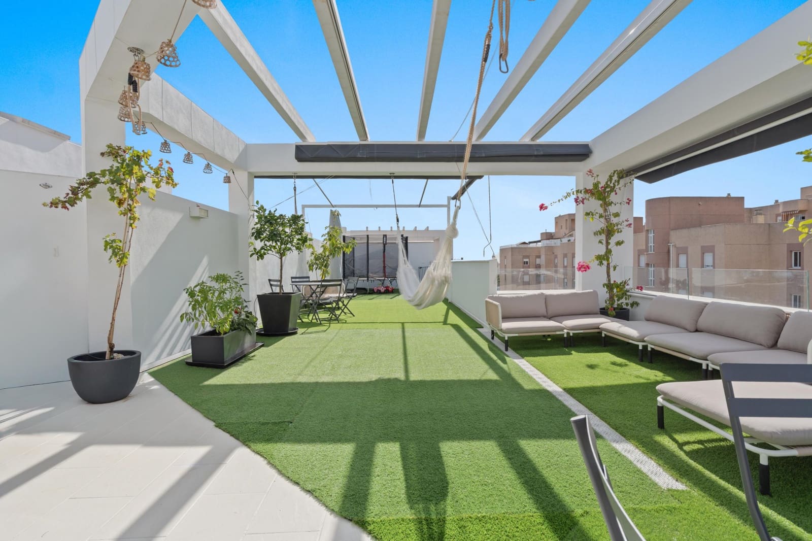 4 bedroom Penthouse for sale in Estepona with pool - € 870,000 (Ref: 9367401)