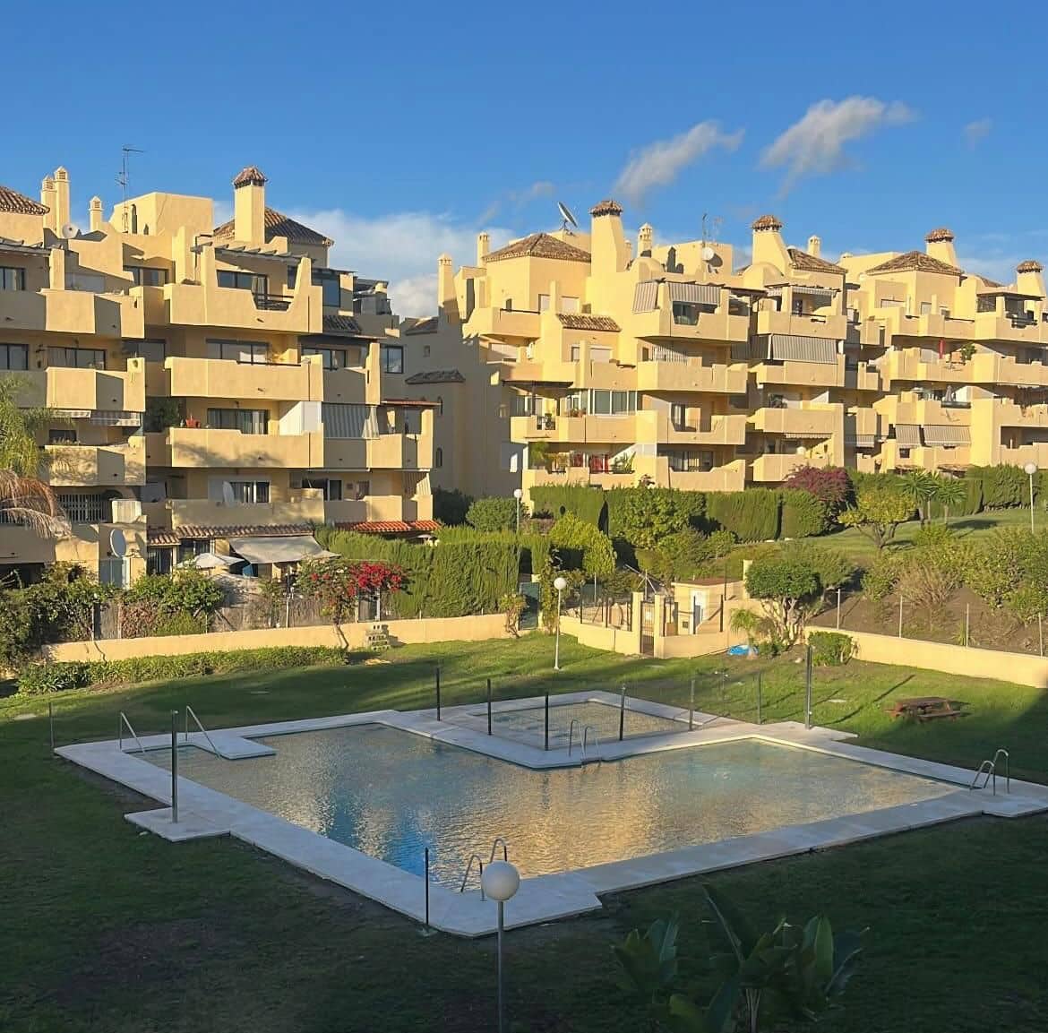 2 soverom Leilighet til leie i New Golden Mile med svømmebasseng garasje - € 1 450 (Ref: 9373662)