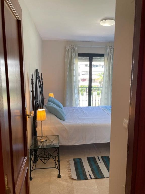 2 soverom Leilighet til leie i New Golden Mile med svømmebasseng garasje - € 1 450 (Ref: 9373662)