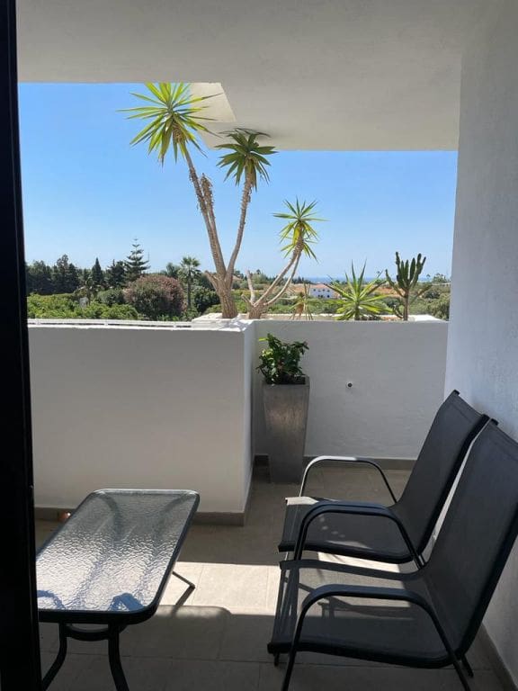 2 soverom Leilighet til leie i New Golden Mile med svømmebasseng garasje - € 1 450 (Ref: 9373662)