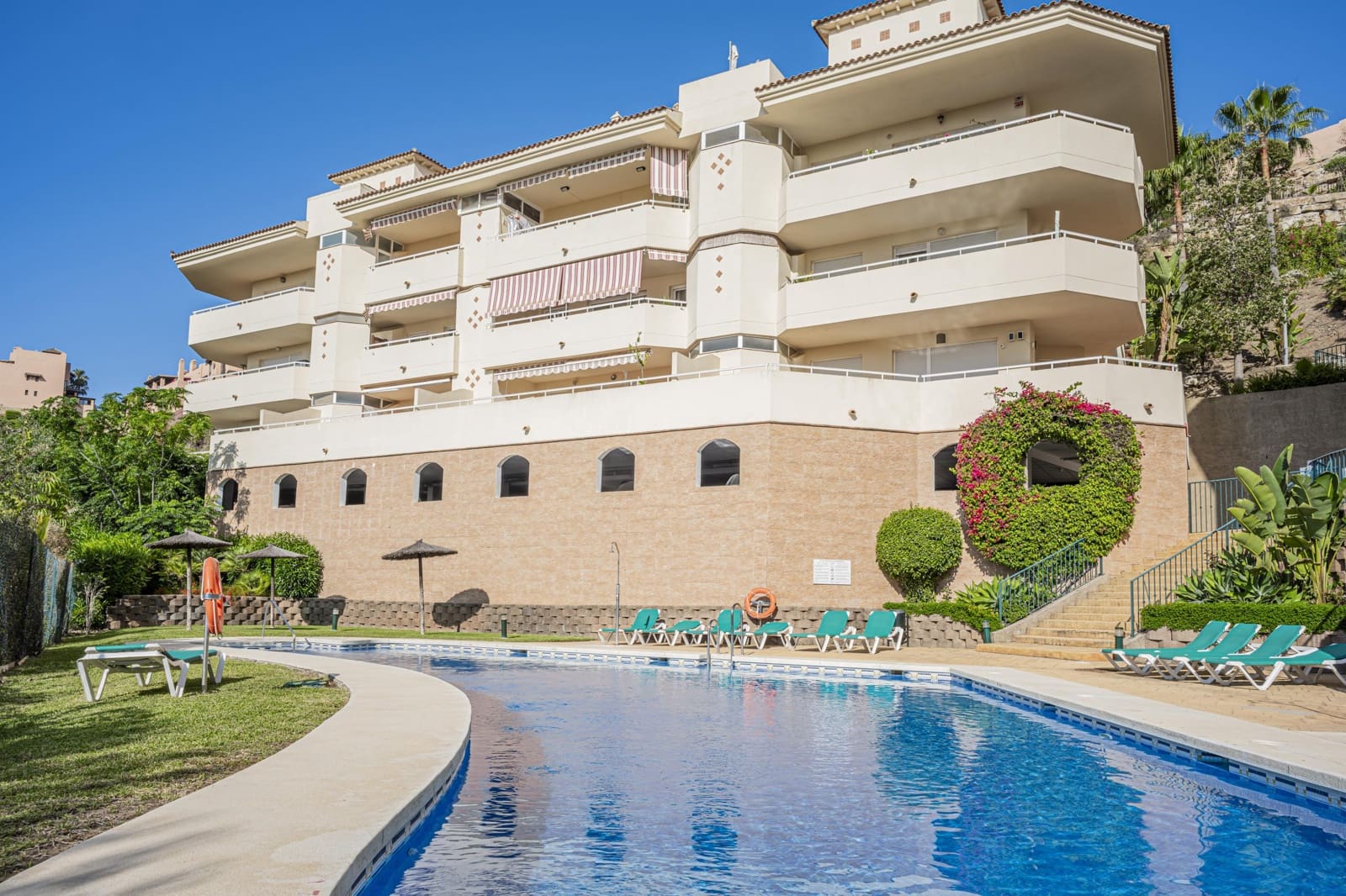 2 bedroom Apartment for sale in Sitio de Calahonda with pool - € 314,900 (Ref: 9373663)